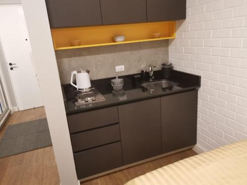 a kitchen counter with a sink and a mixer at Hermoso y elegante monoambiente in Cochabamba