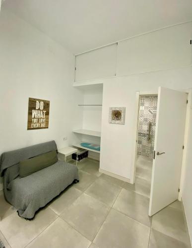 uma sala de estar com um sofá e uma mesa em El Mosaico Apartment em Valência