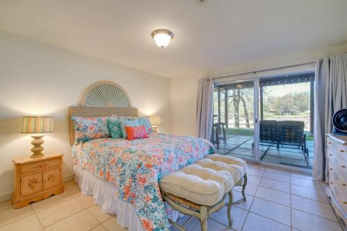 Schlafzimmer mit einem Bett und einer Glasschiebetür in der Unterkunft Spacious Vacation Rental Home on Eufaula Lake! in Eufaula