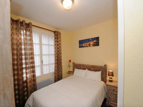 a bedroom with a bed and a window at Hotel La Cabane in Belin-Beliet