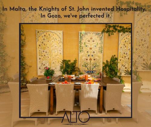 um cartaz de uma sala de jantar com uma mesa e cadeiras em ALTO Beyond em Xaghra