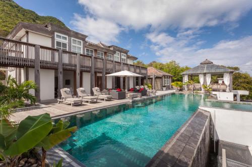 una imagen de una piscina en una casa en Villa L'Oasis en Oranjestad