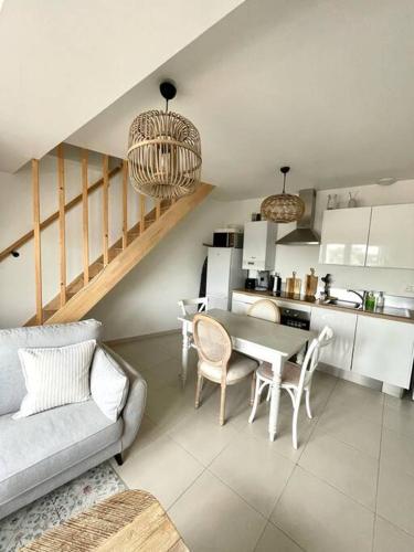 un salon avec une table et une cuisine dans l'établissement Appartement deux chambres mer a 150m, à Berck-sur-Mer