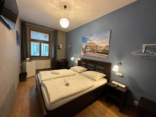 1 dormitorio con 1 cama y una foto en la pared en Central Studios, en Praga