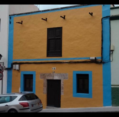 a building with birds on the side of it at Casa El Terrero in Gáldar