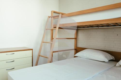 מיטה או מיטות קומותיים בחדר ב-la casa celeste di Paf