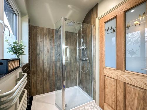 ein Bad mit einer Dusche mit einer Duschkabine aus Glas in der Unterkunft Talltrees - Uk42842 in Uplowman