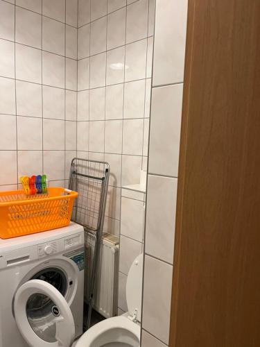 a bathroom with a toilet and a washing machine at Apartamento Plauen in Plauen