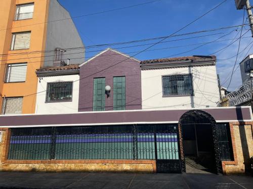 una casa con una puerta delante de un edificio en Hotel Casa Morada FC, en Bogotá