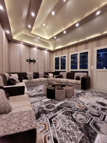 una gran sala de estar con sofás y una mesa. en مون لايت Moon Light Villa, en ‘Ezbet Sa‘dî Mugâwir