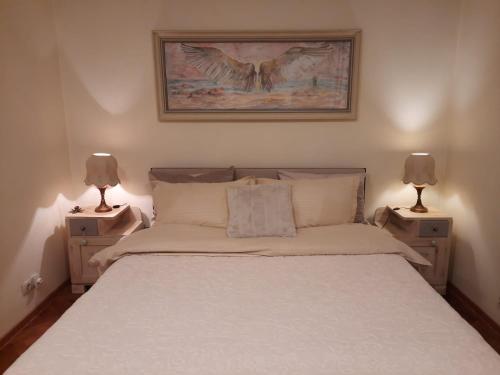 um quarto com uma cama grande e 2 mesas de cabeceira em Angels' Whisper - Studio City Center em Brasov