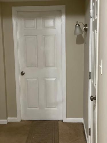 een witte deur in een kamer met een gang bij Sunshine’s Nest in Knoxville