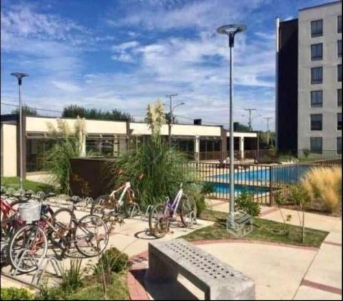 eine Gruppe von Fahrrädern, die vor einem Gebäude geparkt sind in der Unterkunft Hermoso depto. con estacionamiento in Los Ángeles