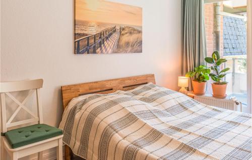 um quarto com uma cama com um cobertor xadrez em Nice Apartment In Flensburg With Kitchen em Flensburg