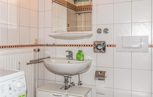 uma casa de banho branca com um lavatório e um espelho em Nice Apartment In Flensburg With Kitchen em Flensburg