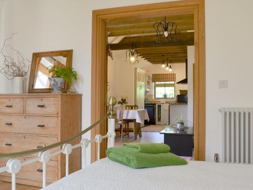 1 dormitorio con una almohada verde en la cama en Cowslip Cottage Ukc1898 en Dogdyke
