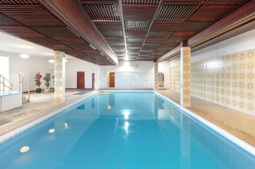 una piscina con acqua blu in un edificio di North West Castle Hotel a Stranraer