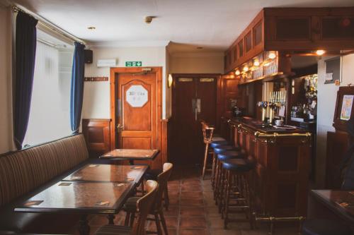 The lounge or bar area at THE EARN HOTEL