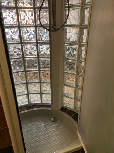 y baño con ducha a ras de suelo y ventana. en Civico 18 B&B en Montecchio Emilia
