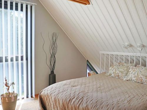 una camera con un letto bianco e una grande finestra di Holiday home Förslöv a Förslöv