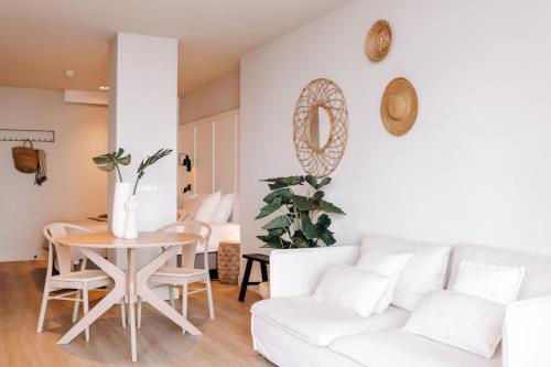 - un salon avec un canapé blanc et une table dans l'établissement Boulevard 5, à Zandvoort