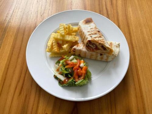 een bord eten met een broodje en frietjes bij Sea Shell Resort in Gili Trawangan