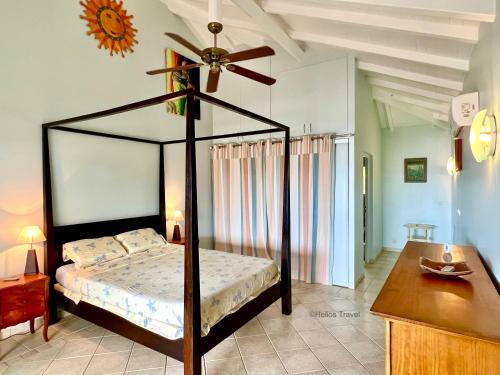 Un pat sau paturi într-o cameră la Villa Tramontane. Vue mer. 2 chambres. Ferry Deshaies.