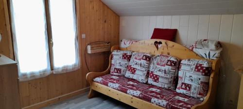 Una pequeña habitación con una cama con cajas encima. en Gîte de charme avec jacuzzi étang babyfoot et rivière, en Belonchamp