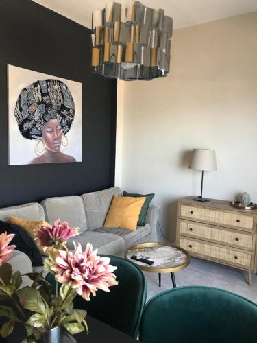 Artemis Apartments في دياكوبتو: غرفة معيشة مع أريكة وطاولة