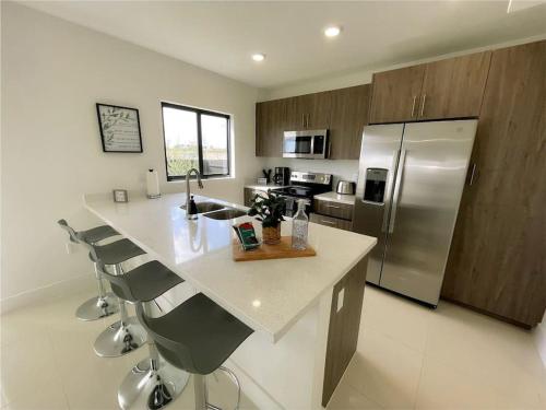 cocina con encimera y nevera de acero inoxidable en Casa Relax Total, en Florida City