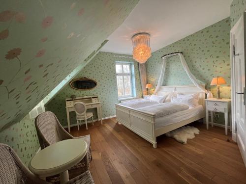 1 dormitorio con 1 cama, mesa y sillas en Peeneblick - Traumhaus direkt am Wasser mit eigenem Bootssteg für 8 Personen en Rankwitz