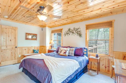 1 dormitorio con 1 cama y ventilador de techo en North Georgia Cabin Hot Tub, Resort Access!, en Ellijay