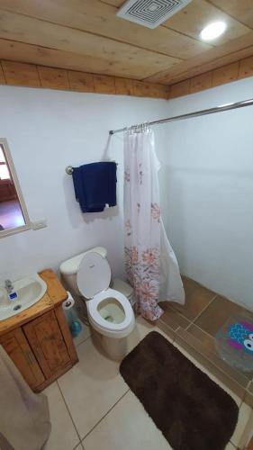 a bathroom with a toilet and a sink at Casa Katok in Sonsonate