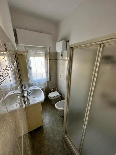 uma casa de banho com um chuveiro, um WC e um lavatório. em Da Gretel em Rapallo