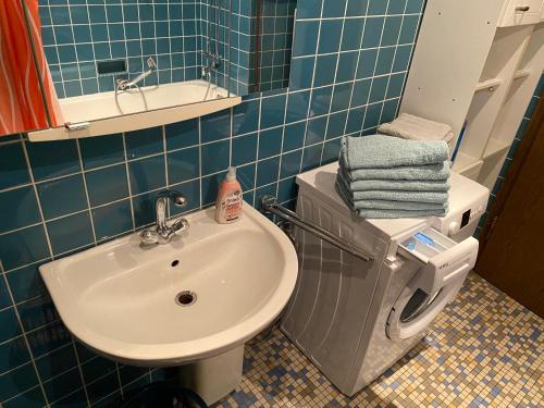 bagno con lavandino, servizi igienici e specchio di 3 Zimmer Apartment a Bayreuth