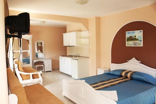 ポモリエにあるFamily Hotel Paros 2のベッドルーム(ベッド1台、テレビ付)