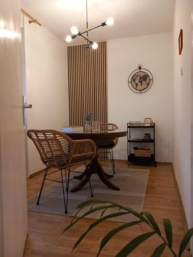 een eetkamer met een tafel en stoelen in een kamer bij Apartman studio MINNA Osijek, free parking in Osijek