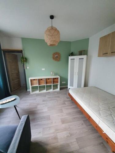een kamer met een bed en een bank erin bij Maisonnette T1 avec jardin in Saint-Laurent-sur-Sèvre