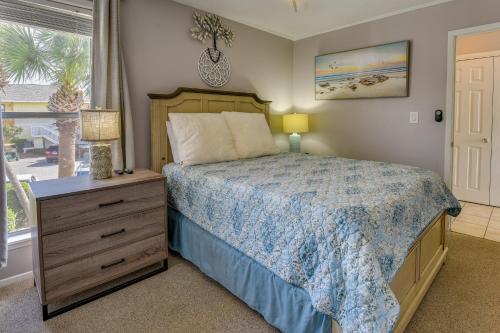 Postel nebo postele na pokoji v ubytování Canalfront Condo with Pool - Walk to Destin Beach!