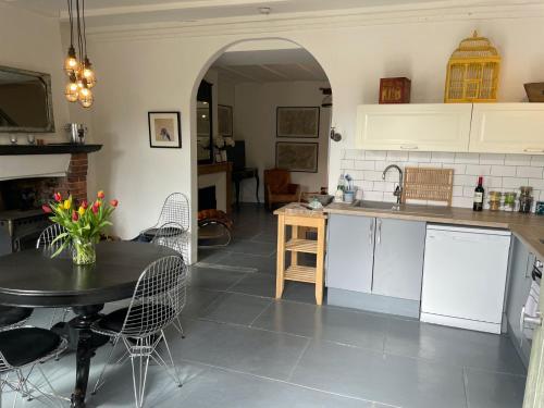 Kuchyň nebo kuchyňský kout v ubytování Maison Hirondelles Gîtes