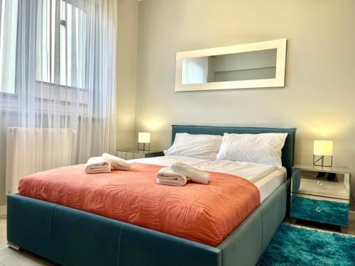 una camera da letto con un letto con due asciugamani sopra di Apartamenty Planeta - Koszalin a Koszalin