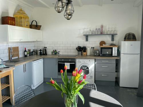Kuchyň nebo kuchyňský kout v ubytování Maison Hirondelles Gîtes