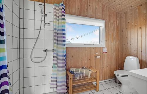 een badkamer met een douche en een toilet bij Gorgeous Home In Brenderup Fyn With Kitchen in Vedelshave
