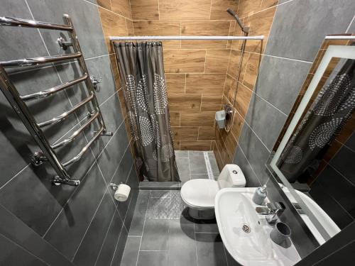 a bathroom with a toilet and a sink at Юкон in Konopnitsa