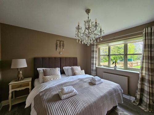 - une chambre avec un lit et 2 serviettes dans l'établissement Little Broad Cottage Norfolk 2 Bedroom Sleep 4, à Great Yarmouth