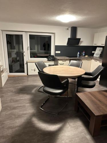 a kitchen with a table and chairs in a room at Ferienwohnung an der Allee in Memmingen in Memmingen