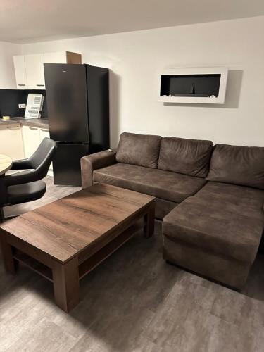 a living room with a couch and a coffee table at Ferienwohnung an der Allee in Memmingen in Memmingen