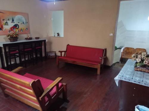 - un salon avec un canapé rouge et une table dans l'établissement Hotel Novo Algés, à São Paulo