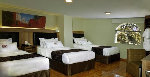 pokój hotelowy z 2 łóżkami i oknem w obiekcie Terramistica Vallecito w mieście Arequipa