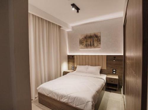 ハルガダにあるTK Suitesのベッドルーム1室(大型ベッド1台付)